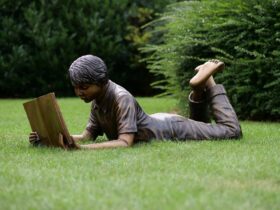 Figura de bronce. Joven leyendo. 46 x 43 x 112 cm.