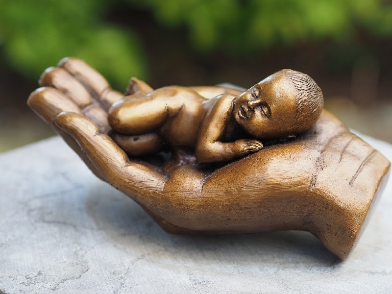Kom langs om het te weten munitie manipuleren Bronze figure. Hand with baby. 9x18x11cm - Sale of bronze figures