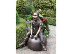 Figura de bronce. Niña con balón. 92 x 64 x 64 cm.