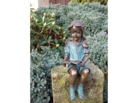 Figura de bronce. Niña leyendo. 20 x 8 x 7 cm.