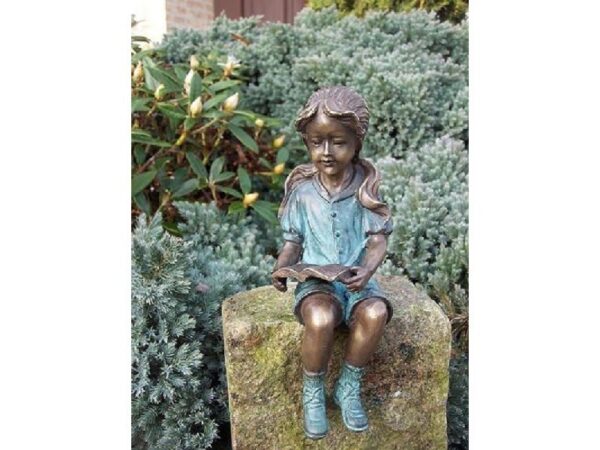 Figure in bronze. Girl reading. 20 x 8 x 7 cm.