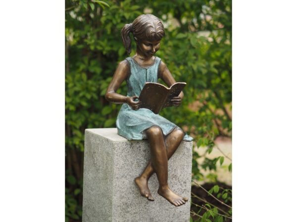 Figure in bronze. Girl reading. 64 x 30 x 29 cm.