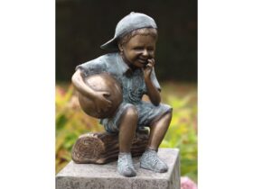 Figura de bronce. Niño. 36 x 23 x 22 cm.