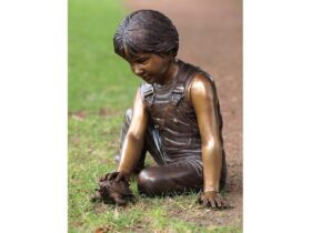 Figura de bronce. Niño con tortuga. 48 x 42 x 43 cm.