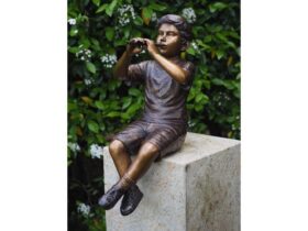 Figura de bronce. Niño flautista. 75 x 39 x 32 cm.