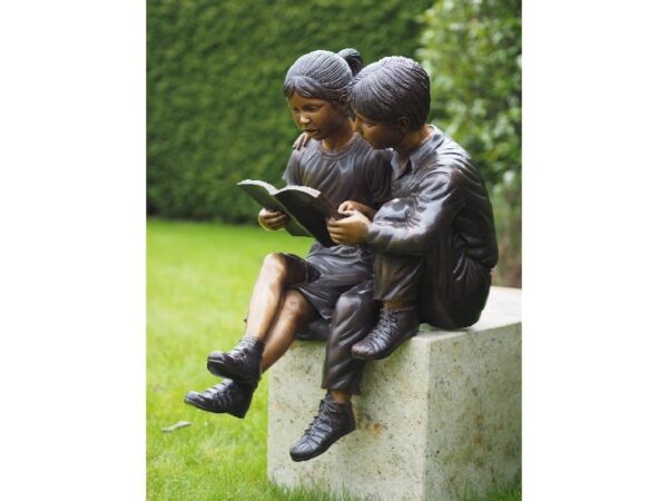 Bronze figure. Children reading. 80 x 53 x 52 cm