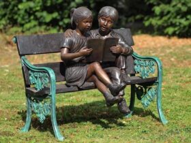 Figura de bronce. Jóvenes leyendo. 95 x 60 x 100 cm.