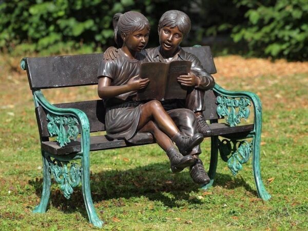 Bronze figure. Young reading. 95 x 100 x 60 cm.