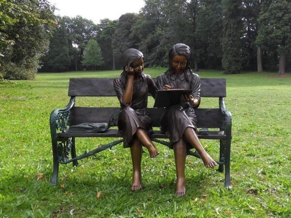 Bronze figure. Young girls reading. 100 x 69 x 120 cm.