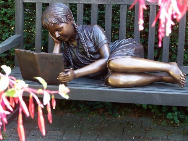 Bronze figure. Girl reading. 43 x 43 x 92 cm.