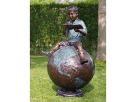 Figura de bronce. Niño sobre el mundo. 126 x 72 x 60 cm.