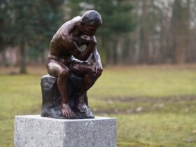 Figura de bronce. El Pensador de Rodin. 60 x 41 x 40 cm.