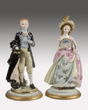 Porcelana. Pareja Hombre Chistera y Mujer Abanico. H. 33cm