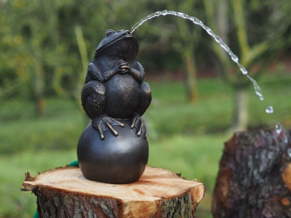 Brunnen aus Bronze. Frosch. 34x15x16cm.