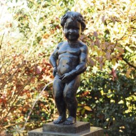 Fuente de bronce. Niño meón de Bruselas. 60 x 20 x 25 cm.