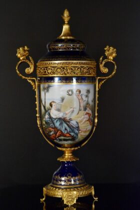 Jarrón de porcelana. Estilo Sevres. 40x25x77cms.