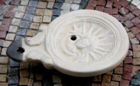 Lucerna romana. 12,0 x 8,5 x 3,0 cm