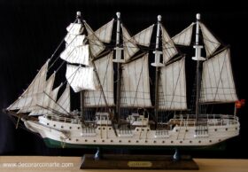 Maqueta del buque escuela Juan Sebastián Elcano. 57 x 36 x 9 cm.