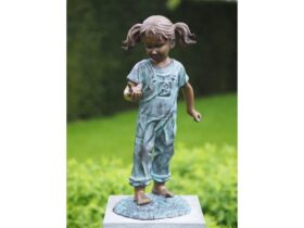 Figura de bronce. Niña con pajarito. 50 x 27 x 20 cm