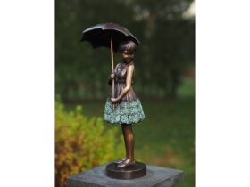 Figura de bronce. Niña con sombrilla. 45 x 20 x 18 cm.