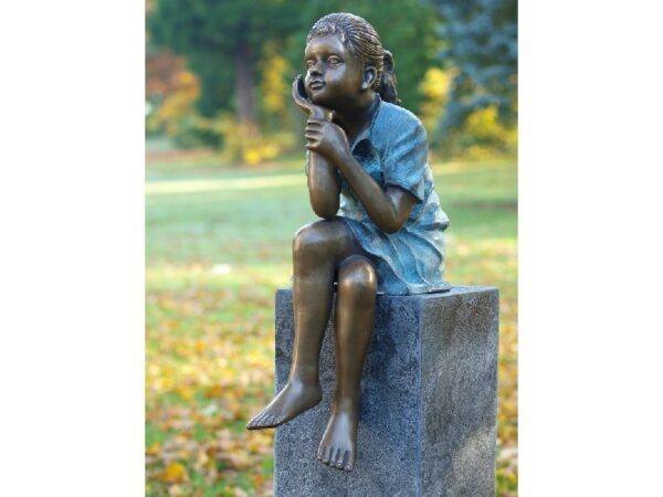 Figure en bronze. Fille pensant. 64 x 22 x 30 cm.