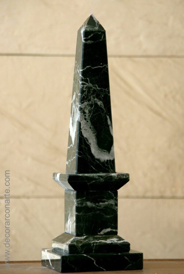 Obelisk aus schwarzem Onyx. H: 30 cm