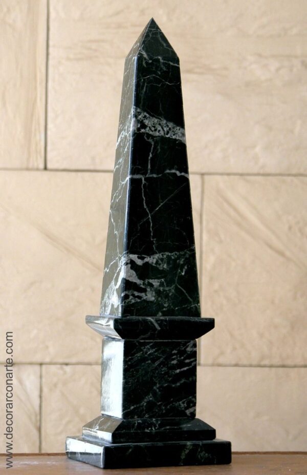 Obelisk aus schwarzem Onyx. H: 40 cm