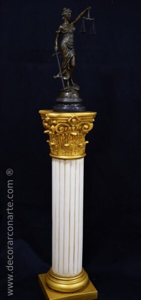 Conjunto pedestal dorado y figura de la Justicia