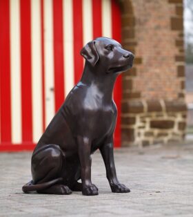 Figura de bronce. Perro. 71x33x45 cm