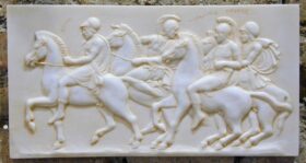 Relieve griego. Escena macedonios siguiendo a Alejandro. 34 x 18 cm.