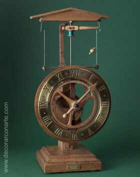 Reloj siglo XV. Modelo de sobremesa de escape centrífugo. 40x20cm