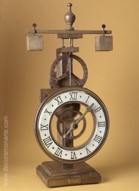 Reloj siglo XV. Modelo sobremesa de madera. 41x20cm