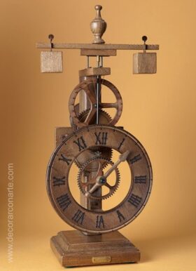 Reloj siglo XV. Modelo sobremesa de madera. 41x20cm