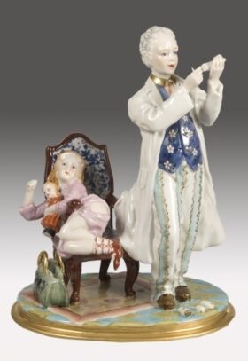 Porcelana, doctor y niña con muñeca (Alt: 25 cm.)