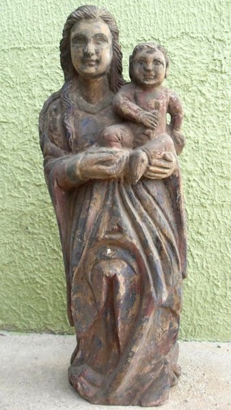 Figure de la Vierge avec l'enfant . 30 x 100 x 25 cm.