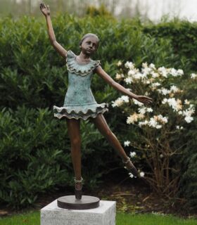 Figura en bronce. Bailarina en tendu. 130 x 64 x 32 cm.