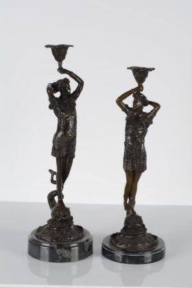 Pareja de candeleros en bronce. 13x13x39cm