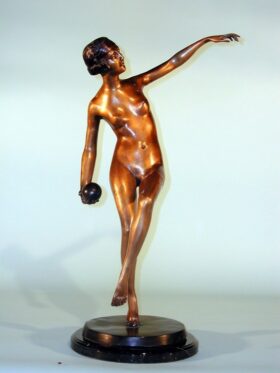 Bronce Art Deco. Señorita con bola. 32 x 45 x 76 cm.