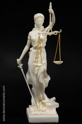 Figura de la Justicia. 35 cm.