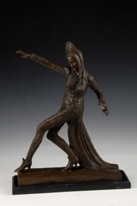 Figura en bronce. Señorita art deco. 39 x 30 x 12 cm.