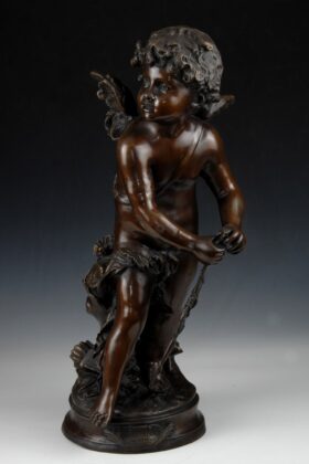 Figura en bronce. Angelito. 27 x 22 x 55 cm.