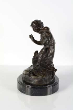 Figura en bronce. Niña arrodillada. 22 x 18 x 28 cm.