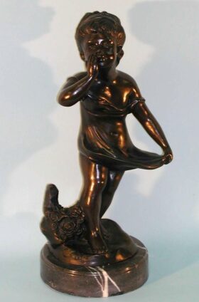 Figura en bronce. Niña soplando. 38 x 17 x 17 cm.