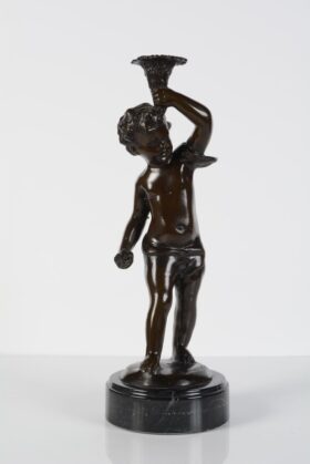 Figura bronce. Niño con antorcha. 13x13x37cm