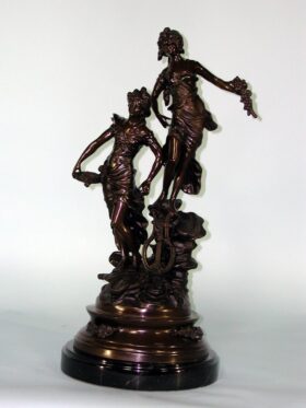 Figura en bronce. Primavera. 65 x 23 x 23 cm.