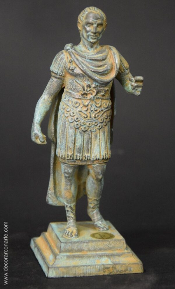 Figure of Caesar Augustus in bronze. 14 cm.