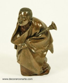 Figura monje tibetano con dungchen. 8 x 8 x 13 cm.