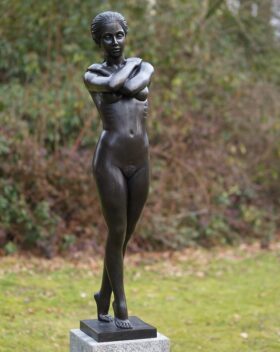 Figura en bronce. Mujer desnuda de pie. 117 x 28 x 33 cm.