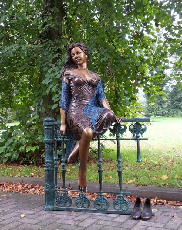 Figure in bronze. Female in fence. 170 x 90 x 105 cm.