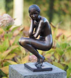 Figura en bronce. Mujer sentada. 37 x 15 x 19 cm.